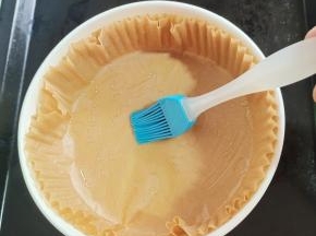 蛋糕纸托上均匀的刷一层油！