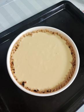 倒入蛋糊！把里面的气泡震出来！