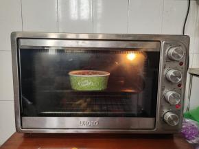 放入提前预热好的烤箱，上下火130度烤70分钟！