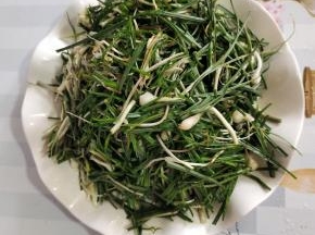 野葱清洗干净，切成段备用！