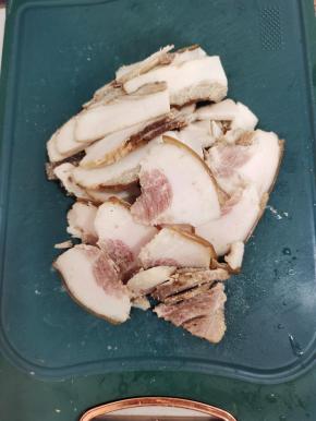 腊肉煮熟，切成片备用！
