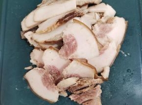 腊肉煮熟，切成片备用！