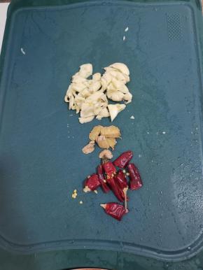 蒜瓣拍碎切成小块，生姜切成小块，干辣椒切成段备用！