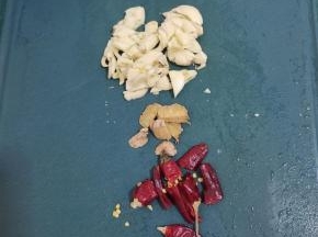 蒜瓣拍碎切成小块，生姜切成小块，干辣椒切成段备用！