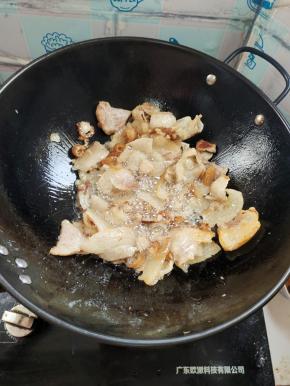 锅烧热，放入腊肉煸炒出油脂！