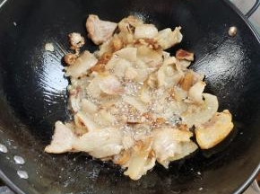 锅烧热，放入腊肉煸炒出油脂！