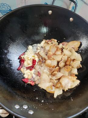 放入生姜，花椒，蒜瓣，干辣椒爆香！