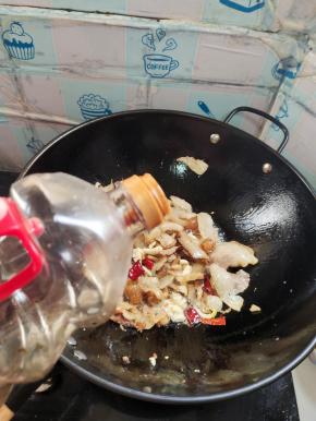 放入红烧酱油翻炒均匀！