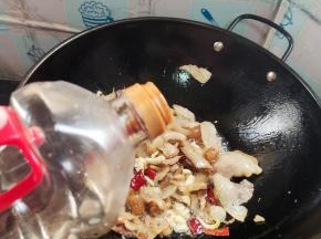 放入红烧酱油翻炒均匀！