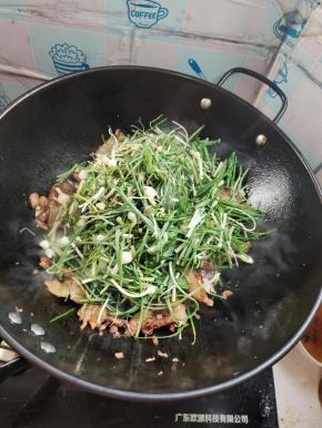 放入野葱翻炒片刻！