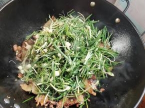 放入野葱翻炒片刻！