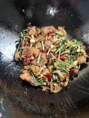 起锅前放入适量的味精翻炒均匀即可食用！