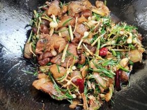 起锅前放入适量的味精翻炒均匀即可食用！