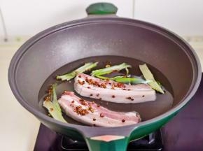 五花肉洗净冷水下锅，加葱段，花椒。