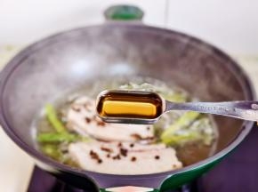 烧开后加料酒，煮20分钟。