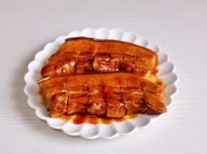 切成小块，顶部肉皮处不要切段，涂抹均匀，腌制45分钟。