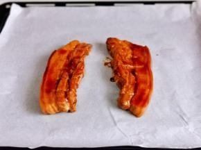 放入垫好油纸的烤盘中。