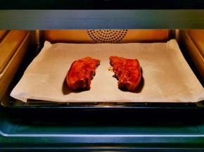 上下200度烤20分钟，中途翻面。