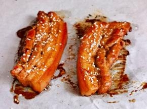 取出撒上辣椒粉，孜然粉，芝麻，再烤8分钟。