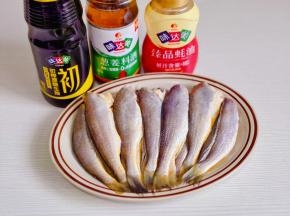 准备食材，小黄鱼清洗干净去头。