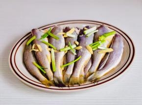 小黄鱼擦干水分，加入切好的葱姜。