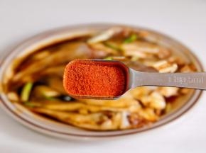 夹起来辣椒粉。