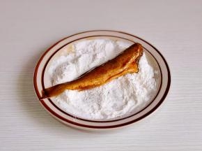 腌制好的黄鱼裹满面粉。