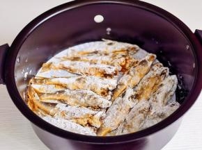 全部裹好，摆入垫好油纸的空气炸锅中，200度烤10分钟，翻面再烤10分钟。