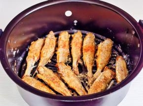 取出撒上孜然粉，辣椒粉再烤10分钟。