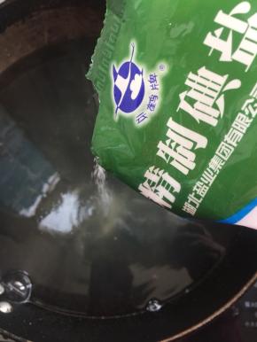 水烧开后加入250克食盐搅拌至融化。