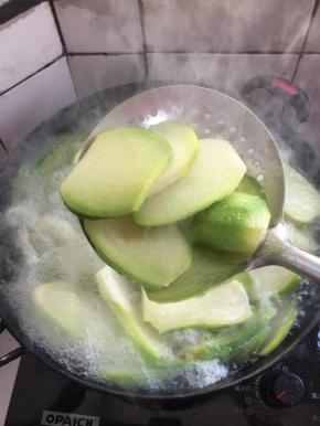 捞出沥干水分！