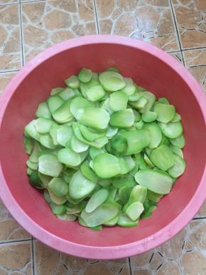 把焯好水的萝卜片放在大盆里散开，彻底晾凉。