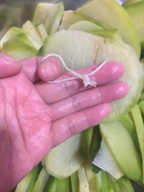 把棉绳一端打成活结，如图所示！