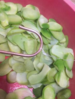 把S形挂钩套在活结里，一拉，就很紧实啦。