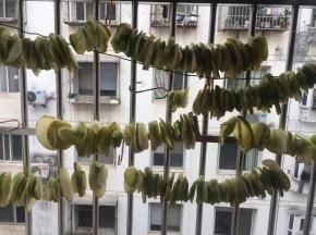把穿好的萝卜片挂在阳台的防护网上彻底晒干即可。（有庭院的可以直接平铺在晒席上晾晒，更方便哦！住楼房没有地方晾晒的，只好像我这样挂在阳台上通风处晾晒啦！）