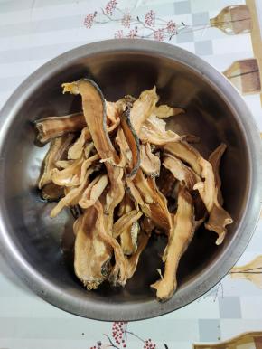 晒干的萝卜干，取一点做个麻辣萝卜干吃！