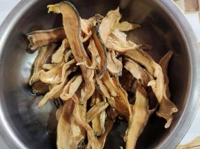 晒干的萝卜干，取一点做个麻辣萝卜干吃！
