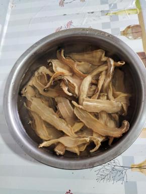 用温水浸泡10分钟左右捞出沥干水分！