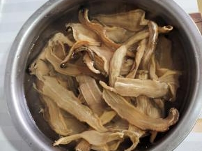 用温水浸泡10分钟左右捞出沥干水分！