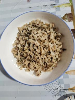 切好的萝卜干放入大碗中！