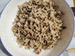 切好的萝卜干放入大碗中！