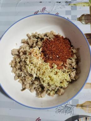 放入姜末，蒜末和辣椒面！