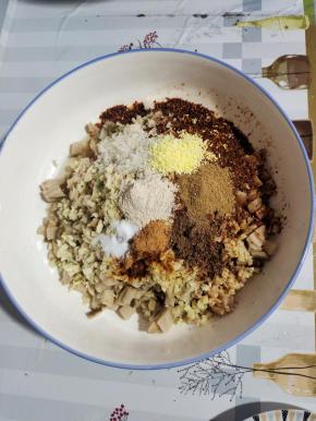 碗中放入3勺盐，3勺花椒粉，两勺胡椒粉，两勺鸡精，一勺白糖，两勺王守义十三香，两勺小丑娃孜然粉！