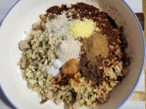 碗中放入3勺盐，3勺花椒粉，两勺胡椒粉，两勺鸡精，一勺白糖，两勺王守义十三香，两勺小丑娃孜然粉！