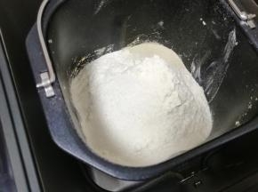 将牛奶倒入面包机桶内，加入面粉、发酵粉和糖， 选择“自动和面”12分钟。 