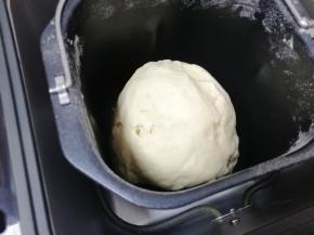 12分钟和面程序结束以后面团就和好了，面包机关掉电源，面团不用取出，盖上面包机盖子，直接放在面包机里常温发酵至两倍大(现在气温高，大概一个小时左右就发酵好了)。 