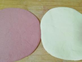 分别擀成大小一致的面片。 