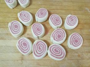 分别切成小剂子。 