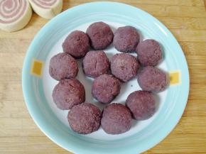 准备好豆沙馅(我的豆沙馅是自己炒制的，搓圆放在冰箱冷冻，用的时候提前拿出来解冻就可以了)。 