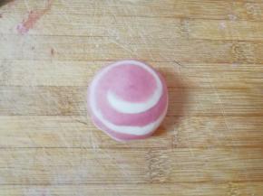 包子皮里面放入豆沙馅，像普通包包子一样包好，反过来整好形就可以了。 